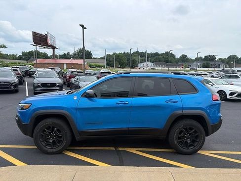 Used 2019 Jeep Cherokee Trailhawk w/ Comfort/Convenience Group AWD/4WD image 3