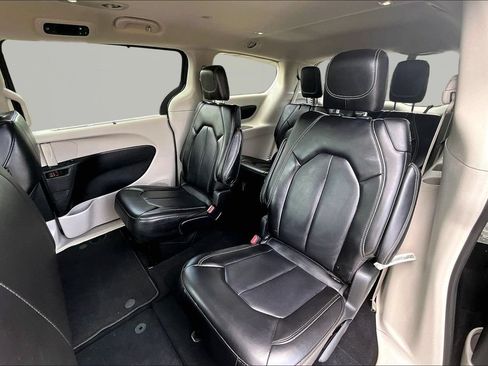 Used 2023 Chrysler Pacifica Touring-L FWD image 26