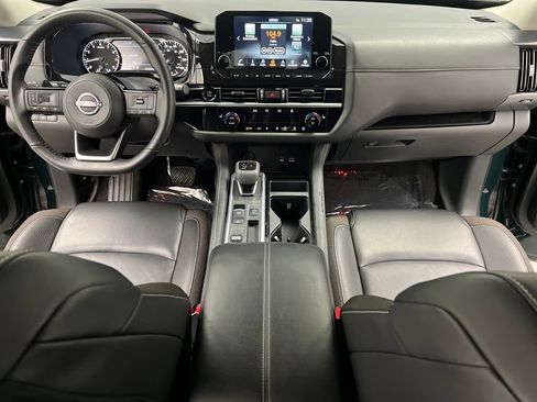 Used 2025 Nissan Pathfinder SL image 39