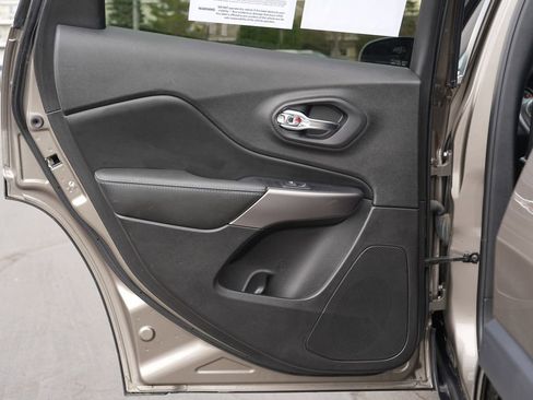Used 2019 Jeep Cherokee Latitude w/ Popular Appearance Group AWD/4WD image 19