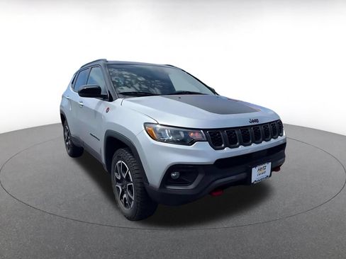 Used 2025 Jeep Compass Trailhawk AWD/4WD image 3