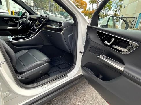 Used 2025 Mercedes-Benz GLC 300 4MATIC image 30