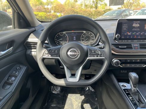 Used 2025 Nissan Altima 2.5 SV image 33