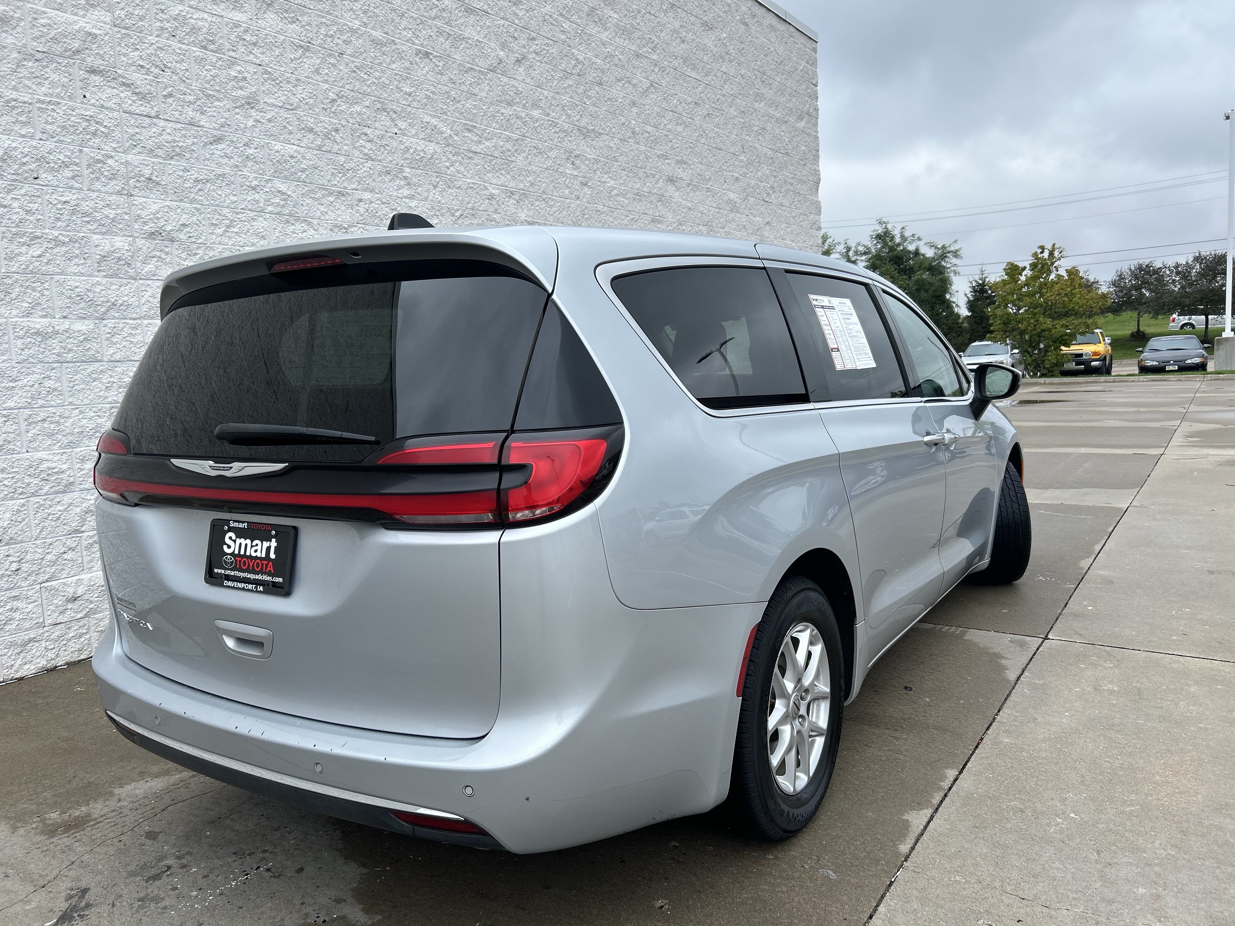 Used 2023 Chrysler Pacifica Touring-L FWD image 5