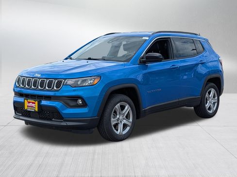 Used 2023 Jeep Compass Latitude w/ Convenience Group AWD/4WD image 3