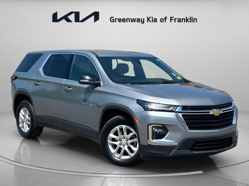 Used 2023 Chevrolet Traverse LS FWD image 1