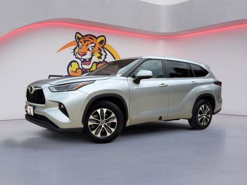 Used 2024 Toyota Highlander XLE image 1