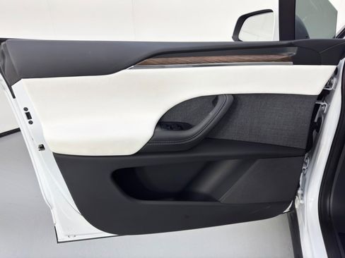 Used 2022 Tesla Model X image 47