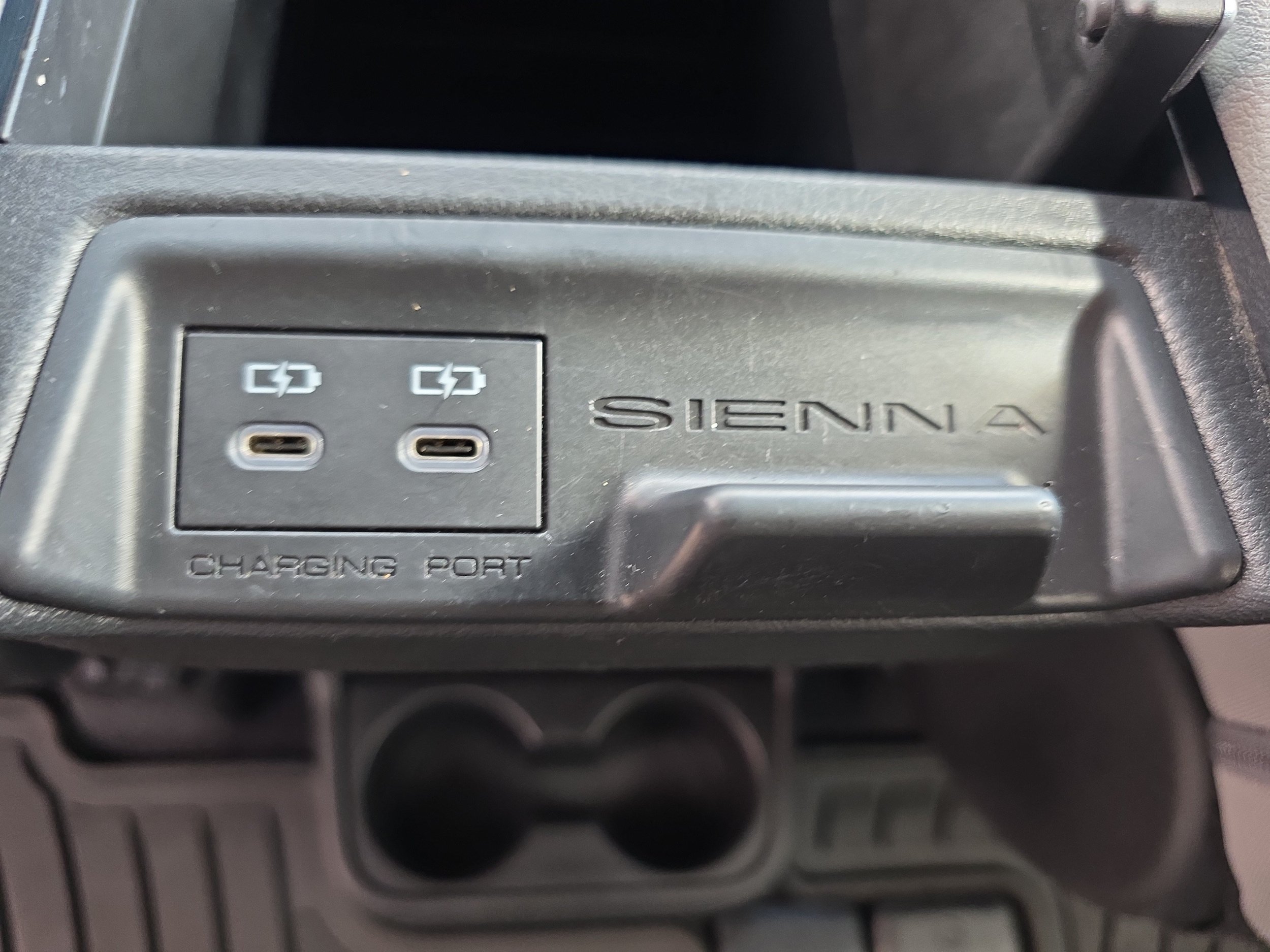 Used 2025 Toyota Sienna LE AWD/4WD image 13