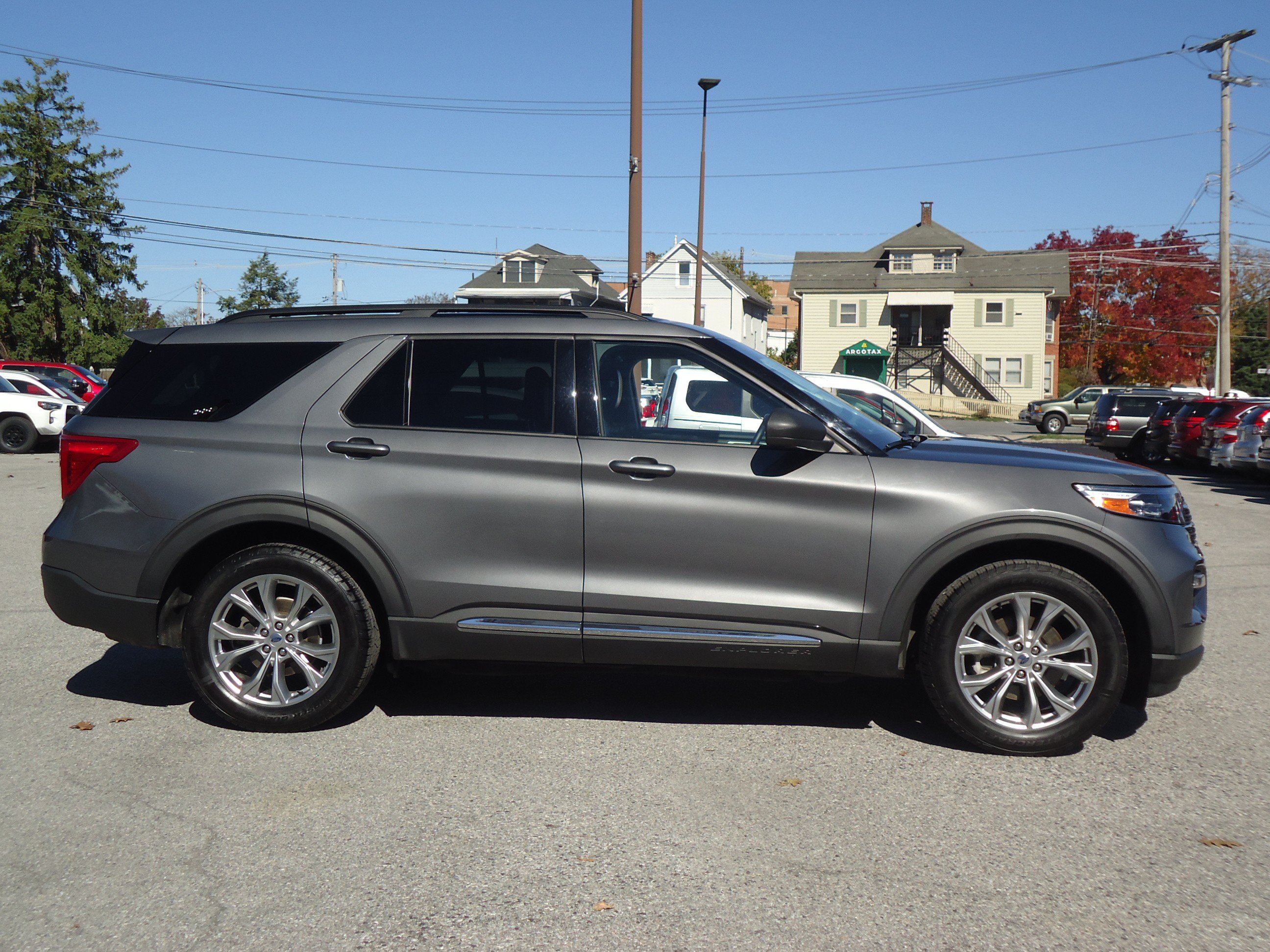 Used 2021 Ford Explorer XLT w/ Equipment Group 202A AWD/4WD image 2
