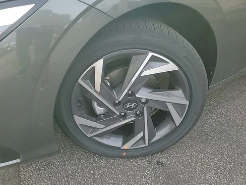 New 2025 Hyundai Elantra SEL image 9