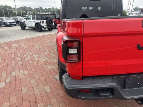 Used 2024 Jeep Gladiator Sport AWD/4WD image 10