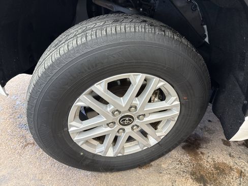 Used 2022 Toyota Tundra SR5 w/ SR5 Premium Package image 4