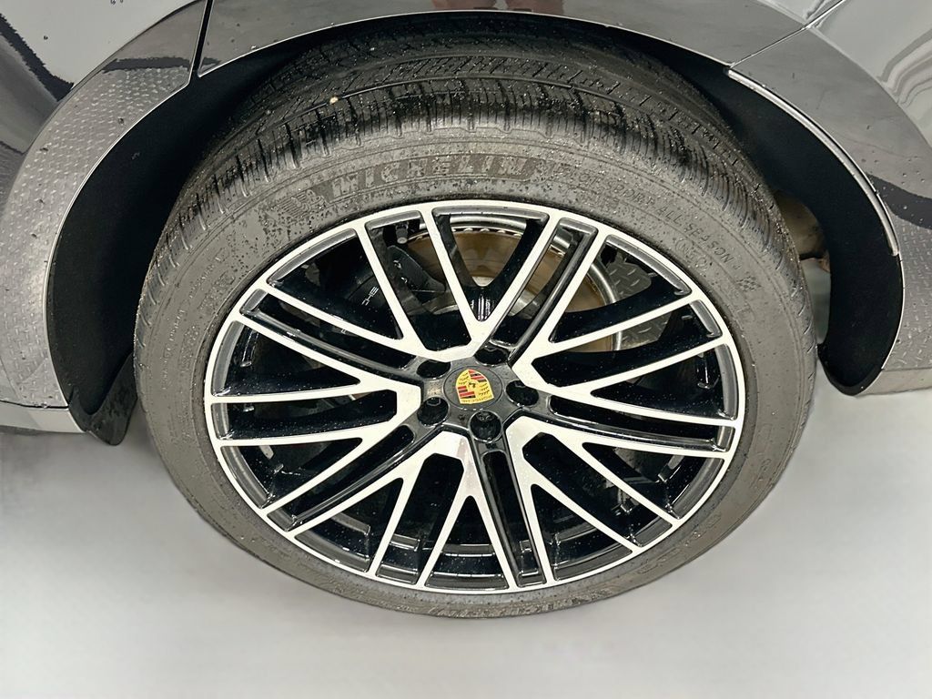Certified 2025 Porsche Macan AWD/4WD image 34