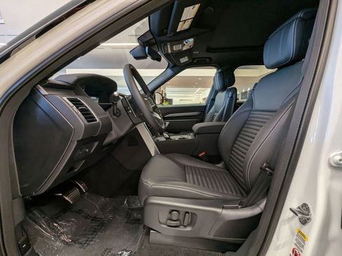New 2025 Land Rover Discovery Dynamic SE image 10