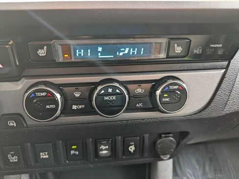 Used 2016 Toyota Tacoma TRD Off-Road image 18