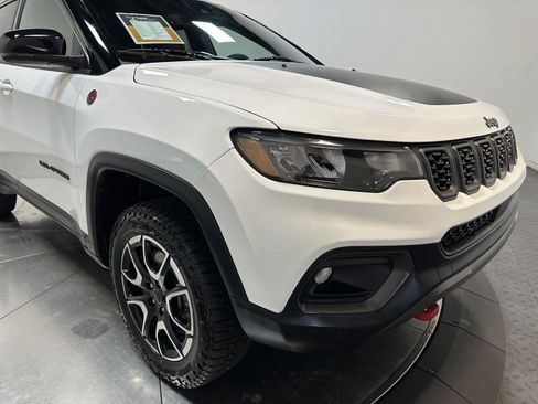 Used 2025 Jeep Compass Trailhawk AWD/4WD image 3