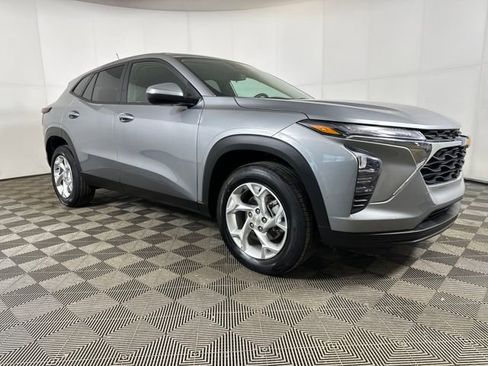 Used 2024 Chevrolet Trax LS w/ LS Convenience Package image 2