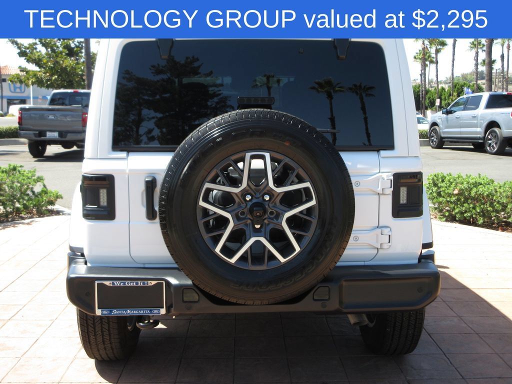 Used 2024 Jeep Wrangler Unlimited Sahara w/ Technology Group AWD/4WD image 3