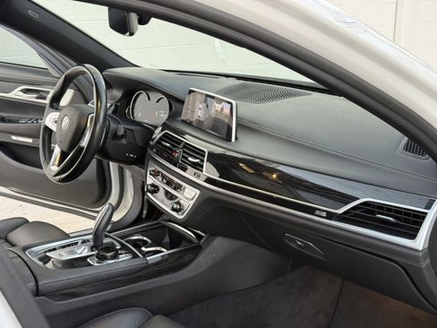 Used 2018 BMW 740i image 22