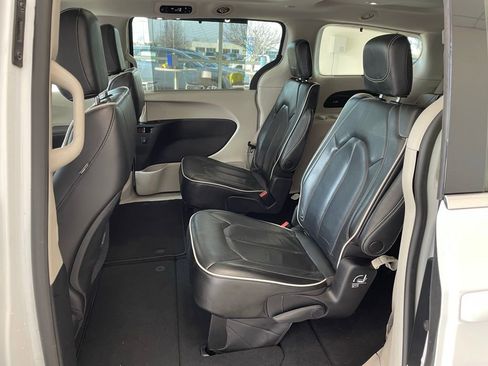 Used 2023 Chrysler Pacifica Limited image 11