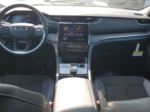 New 2025 Jeep Grand Cherokee Altitude image 10