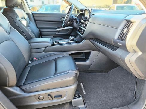 Used 2024 Nissan Pathfinder SL image 8