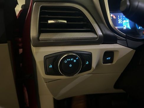 Used 2020 Ford Fusion SE image 12