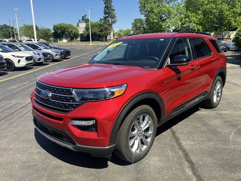 Used 2023 Ford Explorer XLT w/ Equipment Group 202A AWD/4WD image 3