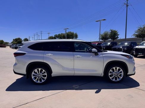 Used 2026 Toyota Highlander Limited image 4