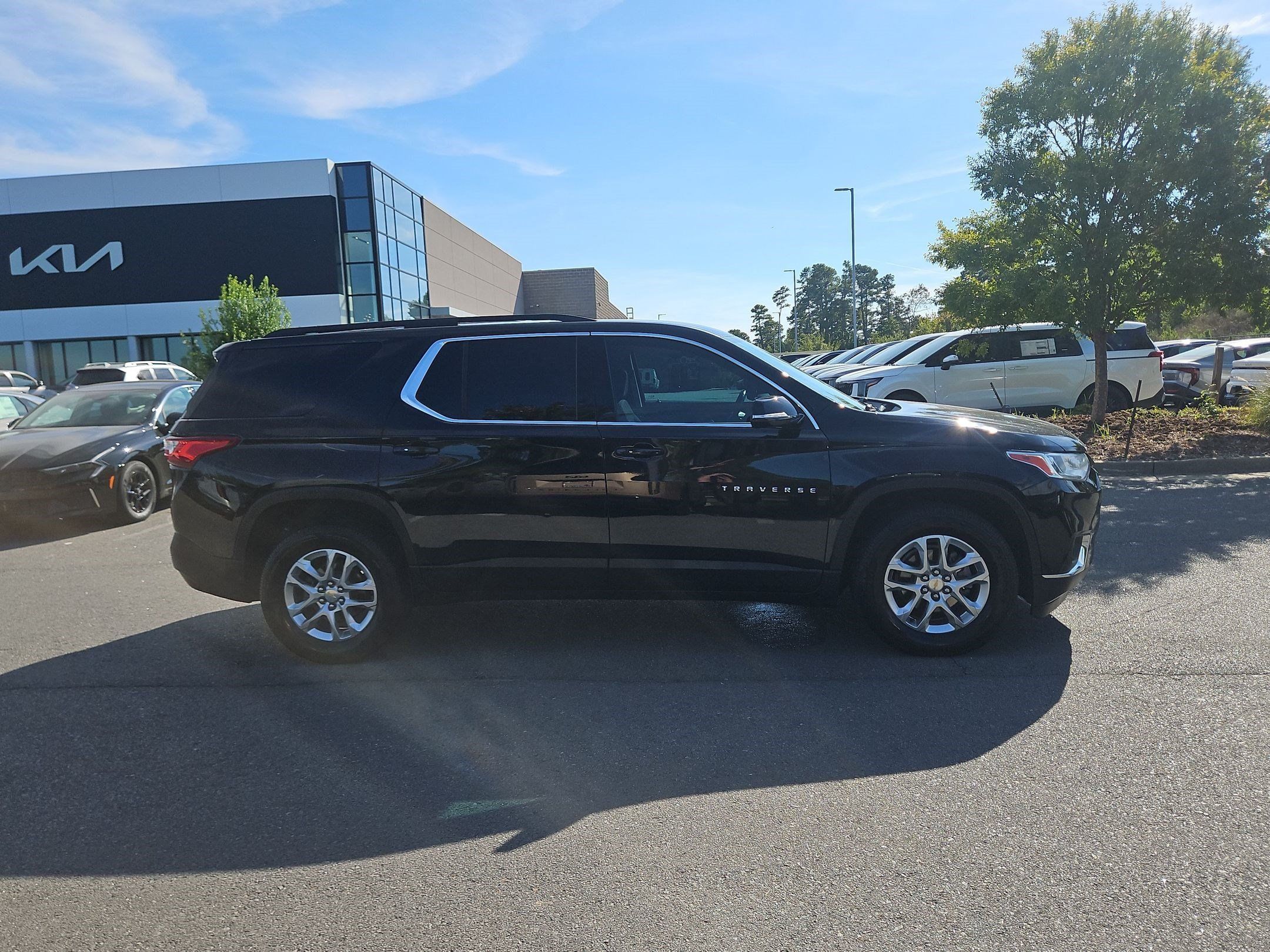 Used 2020 Chevrolet Traverse LT FWD image 8