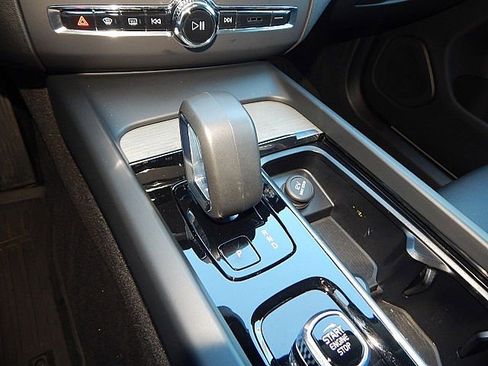 Certified 2025 Volvo XC60 T8 Plus w/ Protection Package Premier image 24