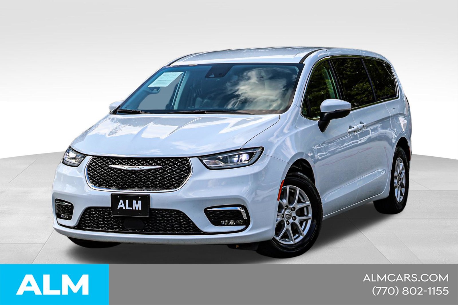 Used 2023 Chrysler Pacifica Touring-L FWD image 1