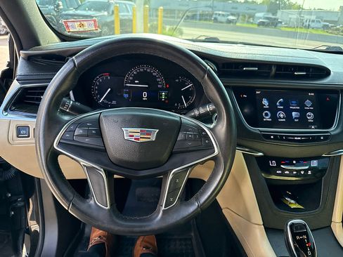 Used 2017 Cadillac XT5 FWD image 32