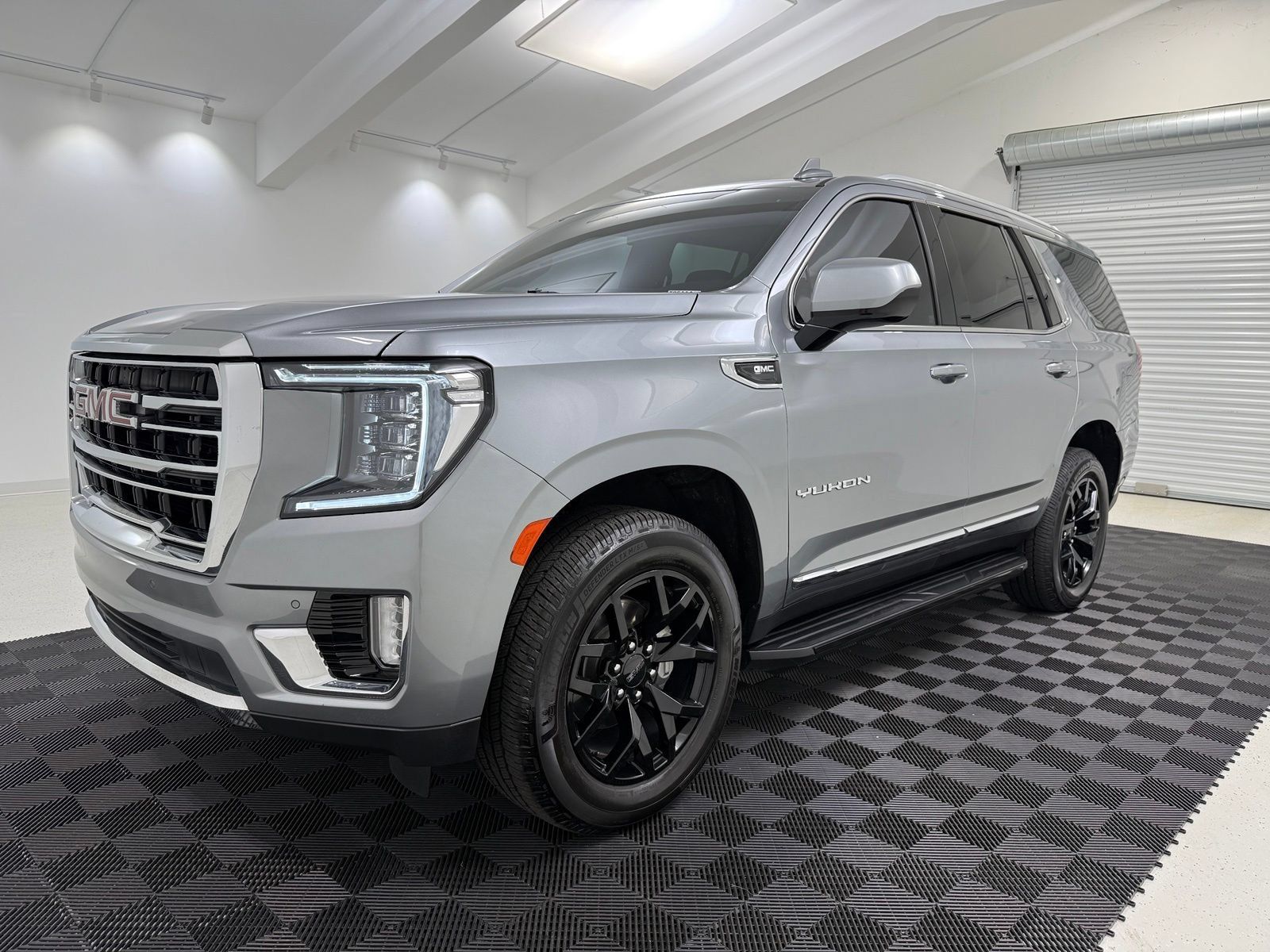 Used 2023 GMC Yukon SLT RWD image 3
