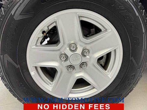 Used 2023 Jeep Gladiator Sport image 9