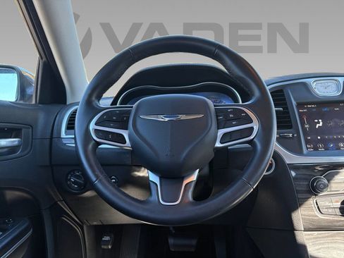 Used 2019 Chrysler 300 Touring w/ Chrome Appearance Package image 9