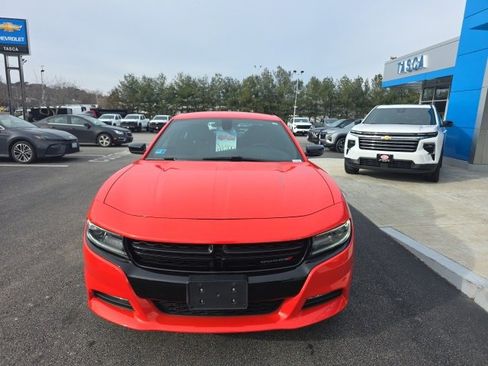 Used 2019 Dodge Charger SXT image 2