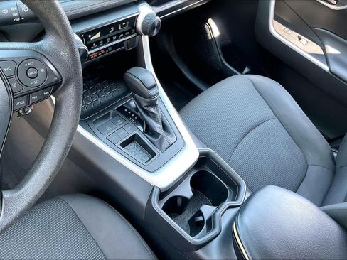 Used 2021 Toyota RAV4 LE FWD image 16