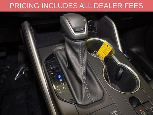Used 2022 Toyota Highlander XLE AWD/4WD image 19