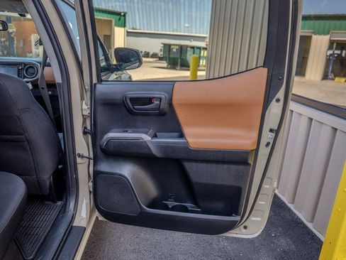 Used 2017 Toyota Tacoma SR5 w/ Tow Package AWD/4WD image 22