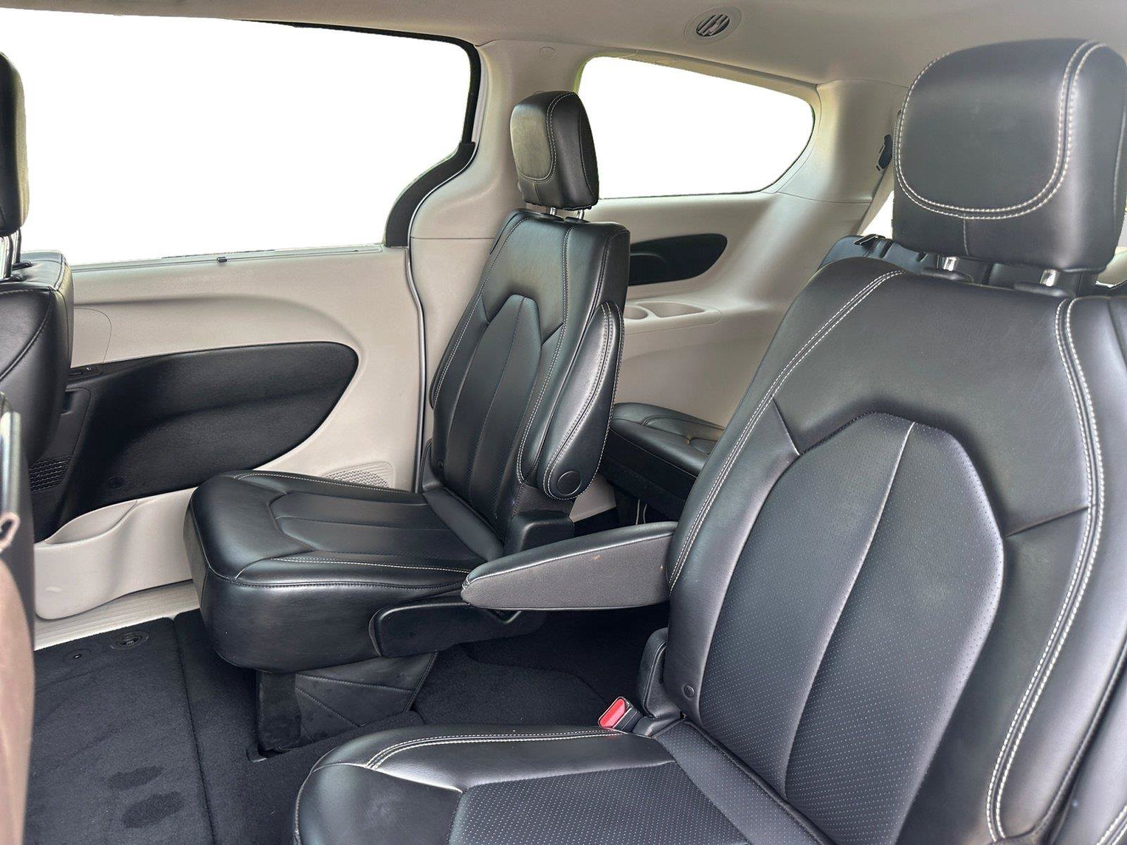 Used 2023 Chrysler Pacifica Touring-L FWD image 12