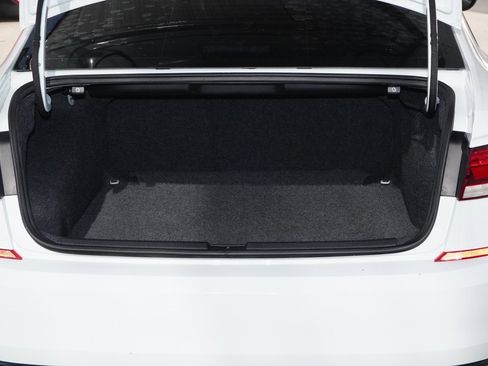 Used 2022 Volkswagen Passat 2.0T R-Line image 31