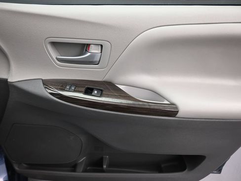 Used 2016 Toyota Sienna XLE FWD image 52