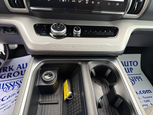 Used 2025 Ford Expedition Active AWD/4WD image 18