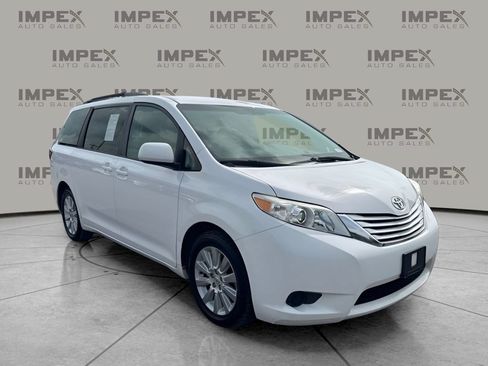 Used 2015 Toyota Sienna LE AWD/4WD image 7