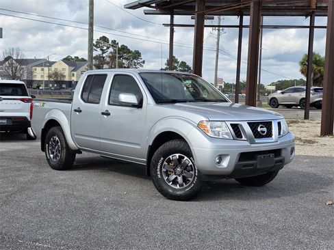 Used 2019 Nissan Frontier PRO-4X image 2