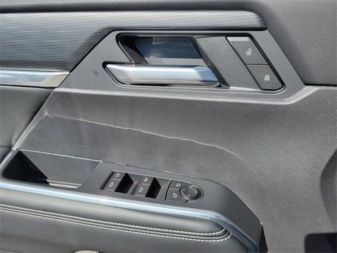 Used 2025 GMC Acadia Elevation image 12