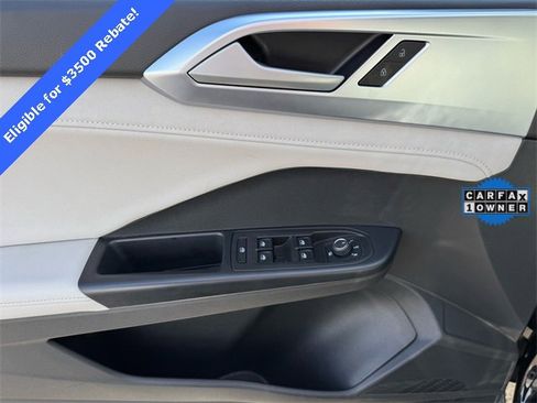 Certified 2025 Volkswagen Taos SE image 8