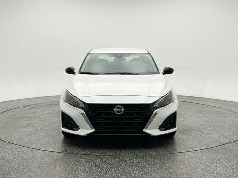 Used 2025 Nissan Altima 2.5 SV FWD image 2